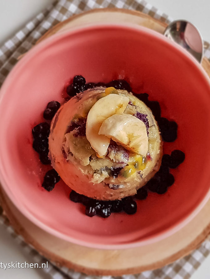 recept mugcake met kwark en bosbes © bettyskitchen