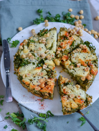 recept boerenkool cake met halloumi en hazelnoten vegetarisch © bettyskitchen