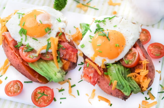 recept gepofte zoete aardappel ontbijt met eieren en bacon © Bettyskitchen.nl