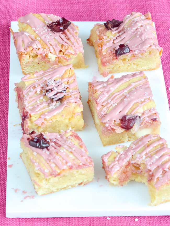 15x Recepten voor Valentijnsdag - blondies met roze chocolade recept © bettyskitchen