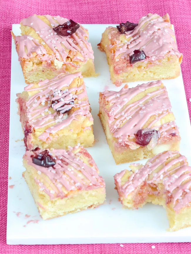 blondies met roze chocolade recept © bettyskitchen