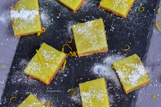 recept vegan lemon bars met citroen en kokos © bettyskitchen
