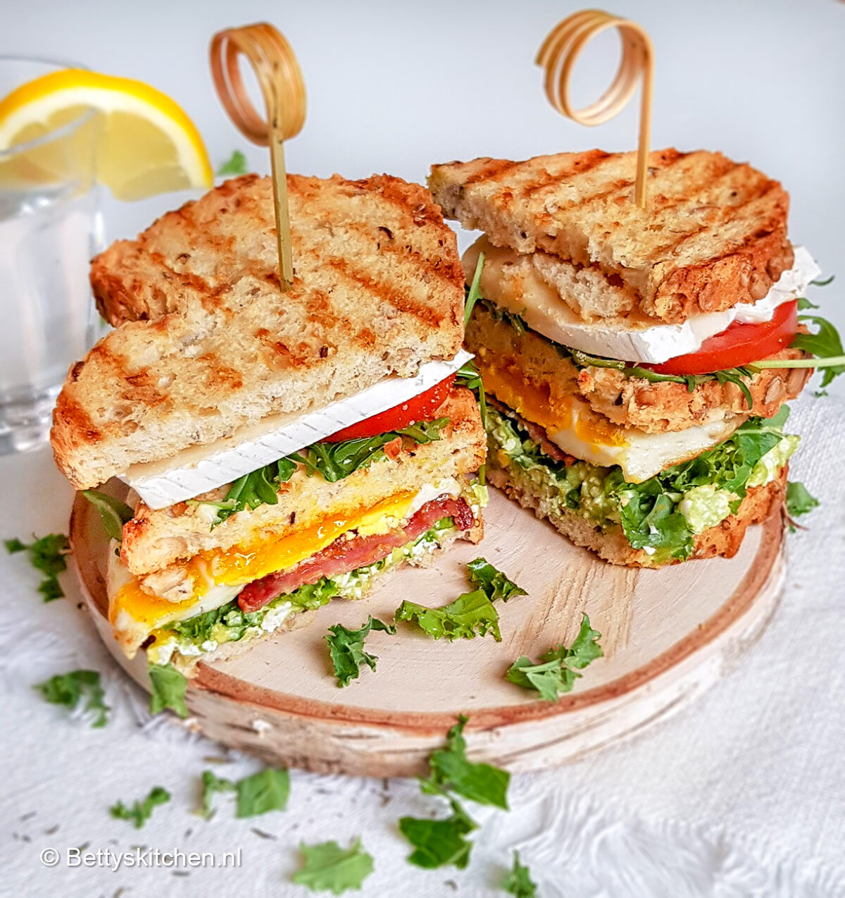 Club Sandwich met salami en brie | Recept | Betty's Kitchen
