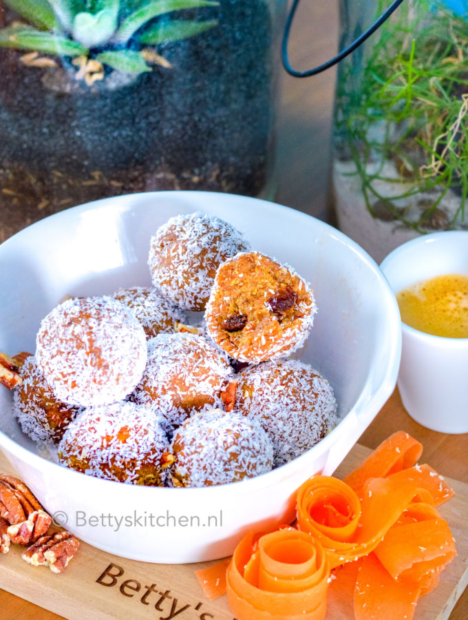 recept gezonde carrotcake balls met wortel en rozijnen © bettyskitchen.nl