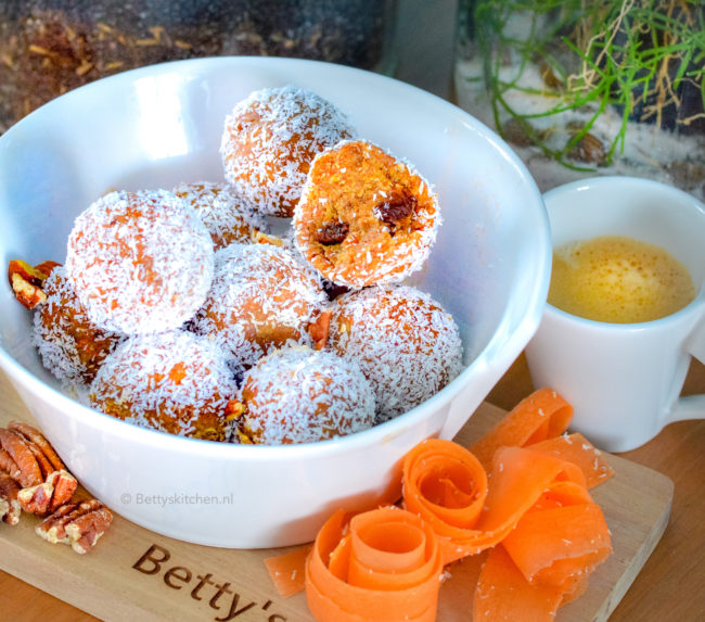 recept gezonde carrotcake balls met wortel en rozijnen © bettyskitchen.nl