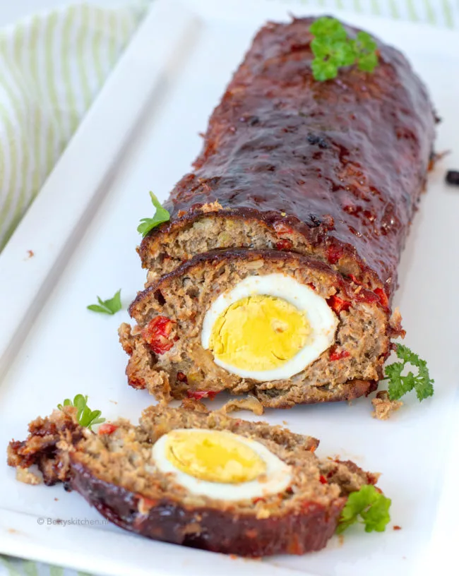 15x paasrecepten met eieren © bettyskitchen - recept meatloaf maken gehaktbrood met eitje in midden © bettys kitchen
