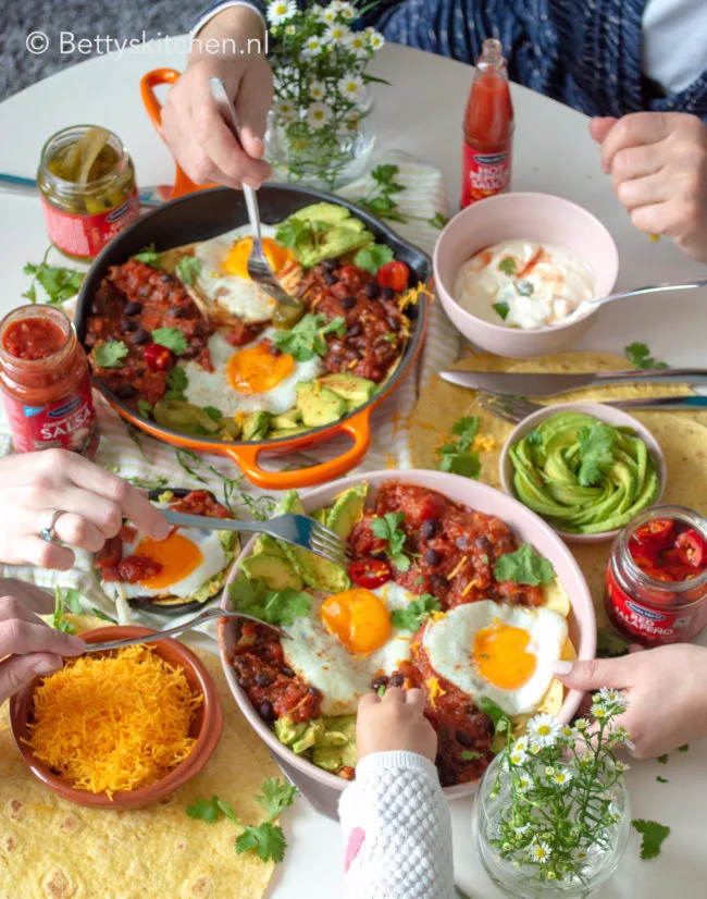 recept huevos rancheros tortilla met eieren en tomatensaus Tex Mex style © bettyskitchen
