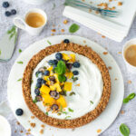 granola taart met yoghurt mango en blauwe bessen