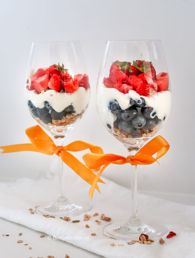 recept video koningsdag ontbijt met drie kleuren yoghurt en fruit © bettyskitchen