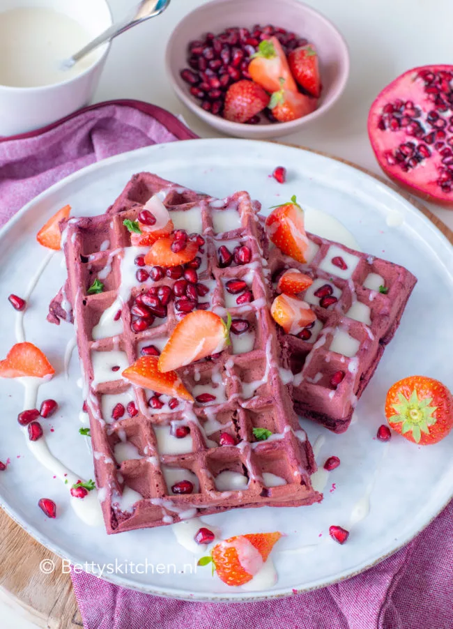 recept red velvet wafels met rood fruit en roomkaas © bettys kitchen