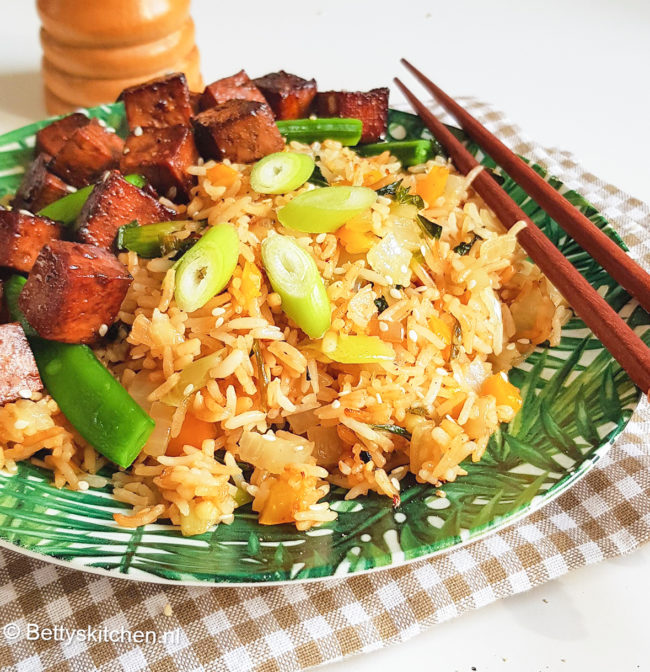 Gebakken rijst met ketjap tofu