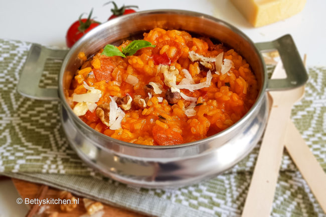 spaanse rijstschotel met chorizo en tomaat