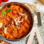 spaanse rijstschotel met chorizo en tomaat