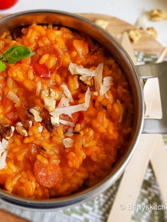 spaanse rijstschotel met chorizo en tomaat