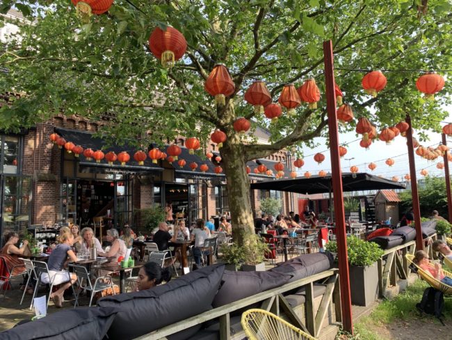 Aziatisch streetfood restaurant HappyHappyJoyJoy east in Amsterdam. Uit eten in Amsterdam met groot terras in de stad.