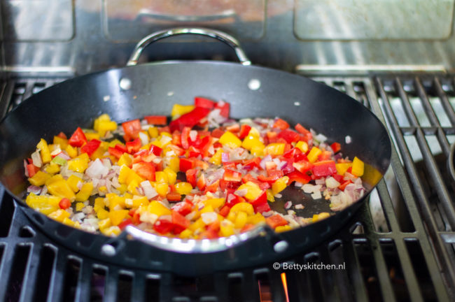 paella met garnalen op de barbecue bereiden campingaz recept © bettyskitchen.nl