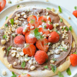 recept_pizza met chocolade en aardbeien en hazelnoten