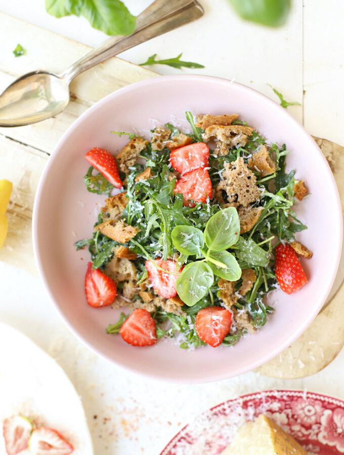recept met oud brood panzanella salade met aardbeien