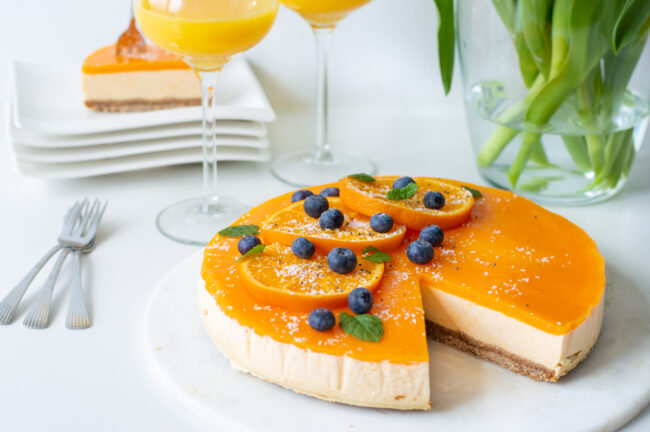 recept voor een oranje ontbijt taart met yoghurt, perzik en sinaasappel. een oranje frisse kwarktaart voor koningsdag