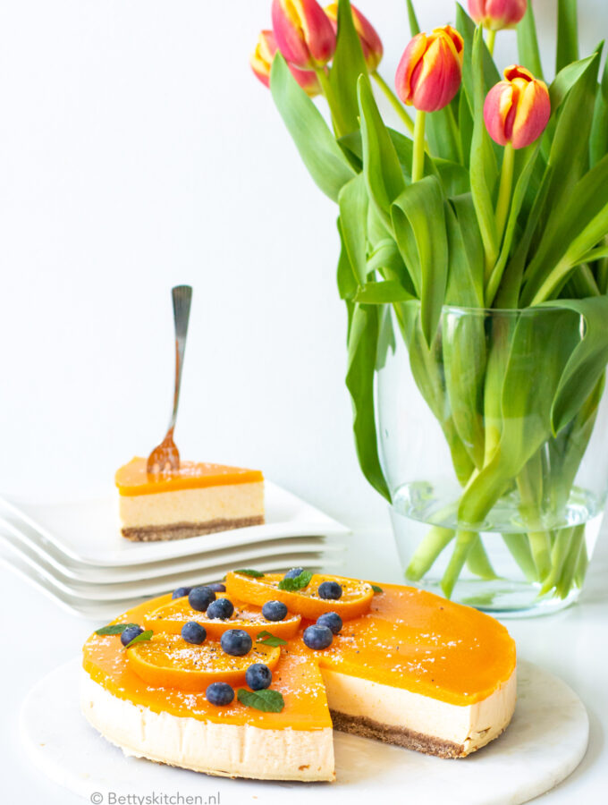 recept voor een oranje ontbijt taart met yoghurt, perzik en sinaasappel. een oranje frisse kwarktaart voor koningsdag
