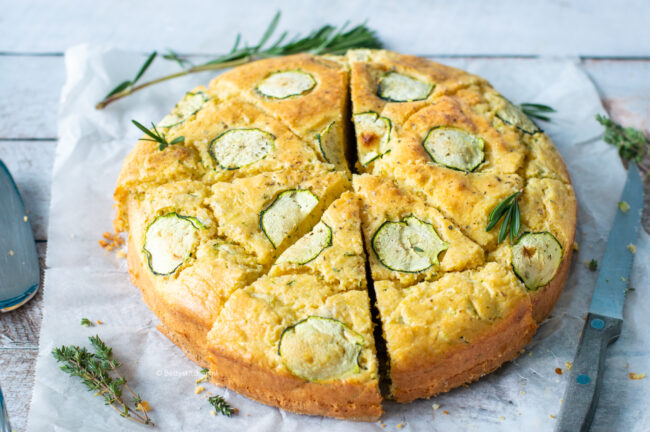recept voor maisbrood met courgette - cornbread © bettyskitchen