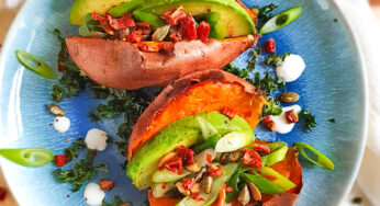 Gepofte zoete aardappel met boerenkool en feta