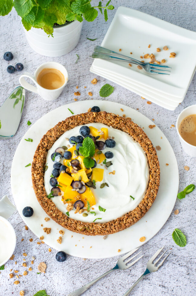 granola taart met yoghurt mango en blauwe bessen