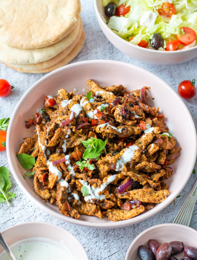 recept voor zelf Griekse gyros maken van varkensvlees. Serveer op een pita broodje met salade - broodje gyros