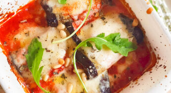 Gevulde aubergine rolletjes met tomatensaus