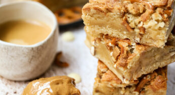 Blondies met pindakaas en pretzels