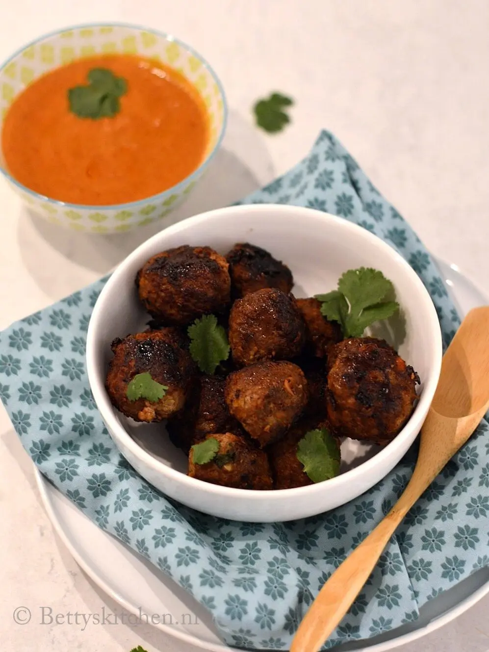 indonesische gehaktballetjes met kokos en pinda - 10x keto proof snacks of borrelhapjes