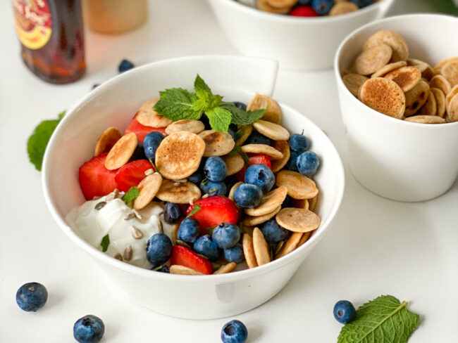 recept voor zelf pancake cereal maken - mini pannenkoekjes in ontbijtgranen formaat ook gezond en glutenvrij met yoghurt en fruit