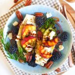 vegetarische Gegrilde little gem sla met Gorgonzola en zomerfruit hoofdgerecht, barbecue recept of bijgerecht