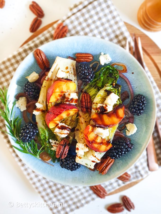 vegetarische Gegrilde little gem sla met Gorgonzola en zomerfruit hoofdgerecht, barbecue recept of bijgerecht