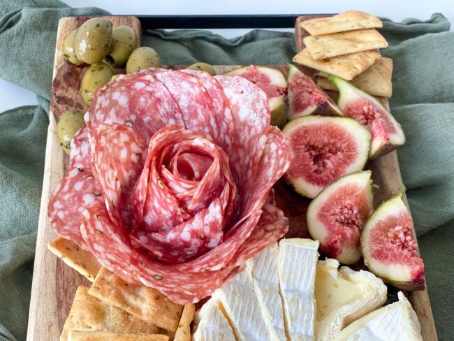 recept borrelplank met salami roos maken © bettyskitchen.nl