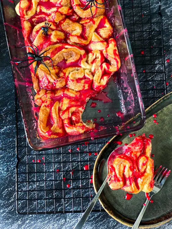 kaneelbrood halloween ontbijt © bettyskitchen.nl met croissantdeeg darmen