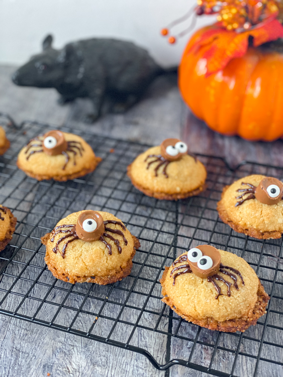 recept halloween hazelnoot spinnen koekjes © bettyskitchen.nl