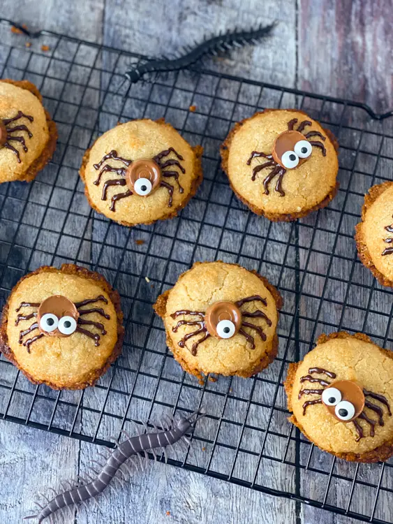 recept halloween hazelnoot spinnen koekjes © bettyskitchen.nl