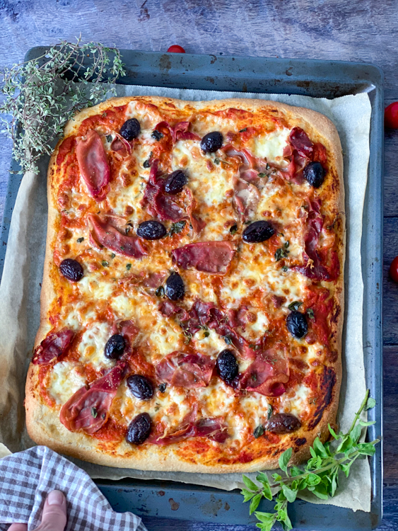 recept plaatpizza met prosciutto ham en olijven © bettyskitchen.nl