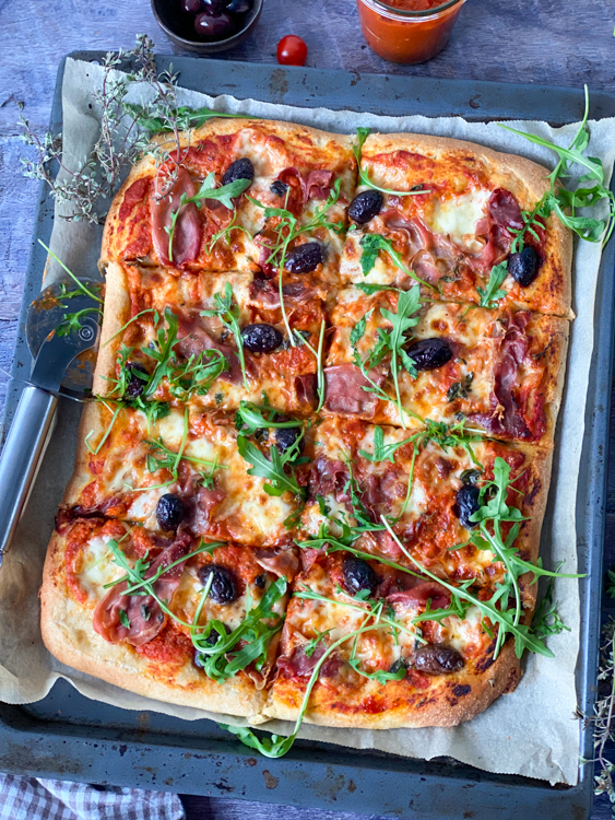 recept plaatpizza met prosciutto ham en olijven © bettyskitchen.nl