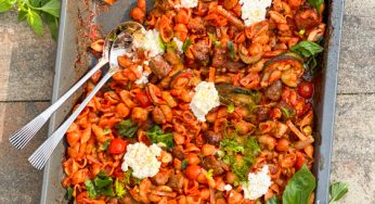 Traybake met pasta, venkel en worst