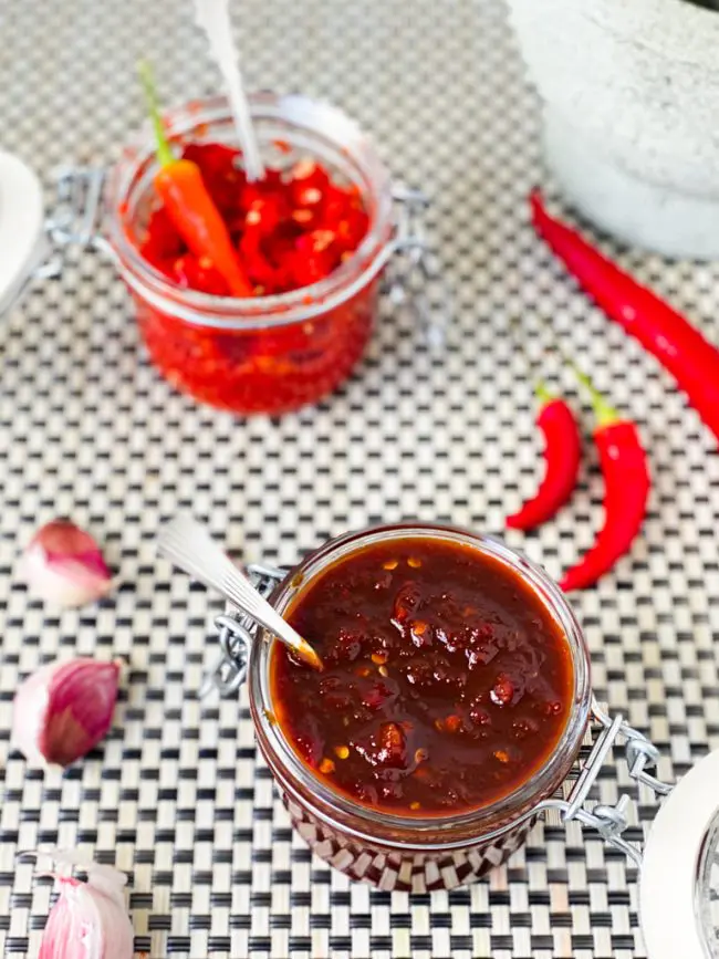 basis recept zelf sambal maken - pittige pasta van rode pepers (lombok) © bettyskitchen.nl