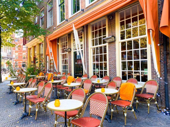 terras bij Cafe Carel Utrecht Janskerkhof © bettyskitchen.nl