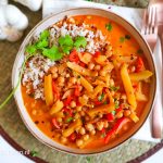 vegetarisch recept voor gele curry met koolraap en paprika