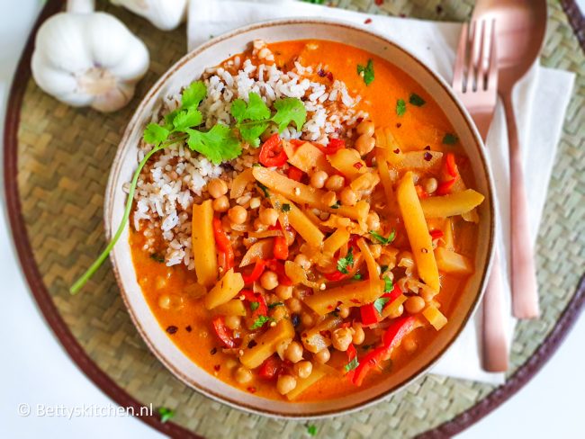 vegetarisch recept voor gele curry met koolraap en paprika