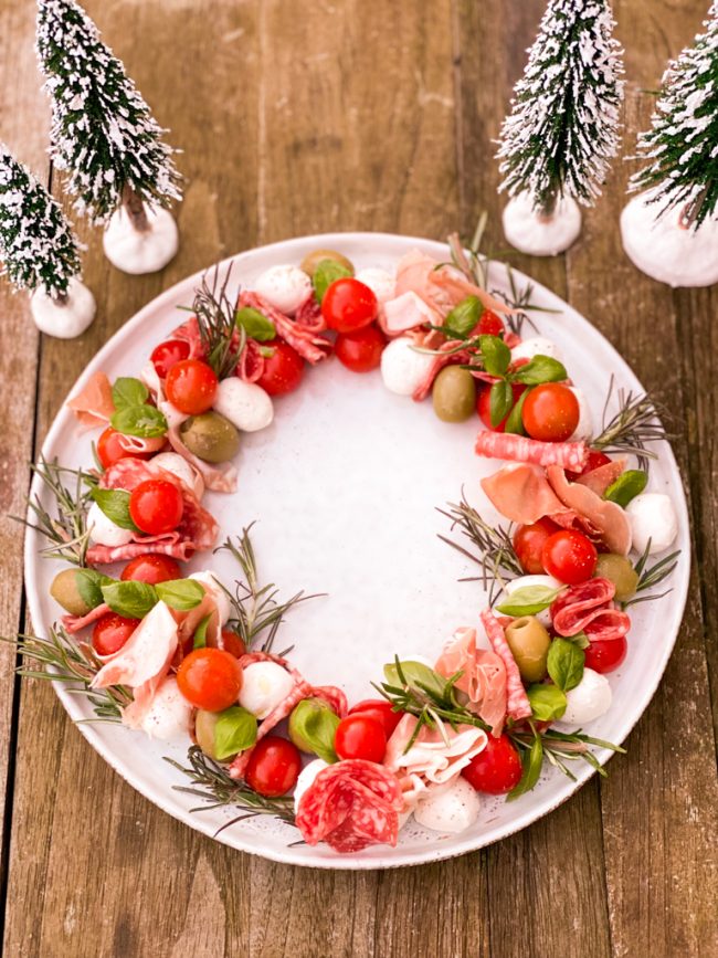 recept caprese kerstkrans met tomaat en mozzarella © bettyskitchen.nl