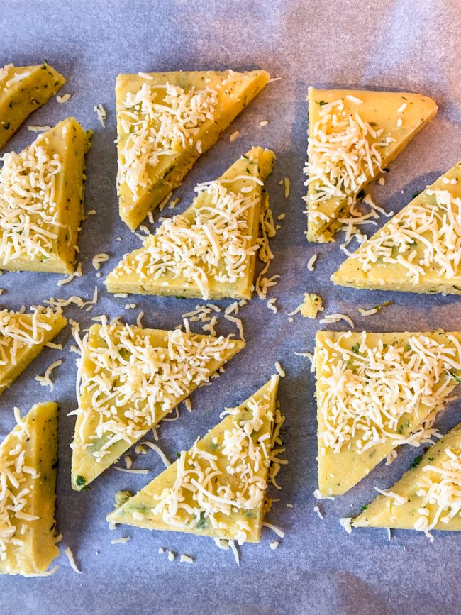  recept voor gebakken polenta driehoekjes met kaas bijgerecht of snack borrelhapje met maisgries