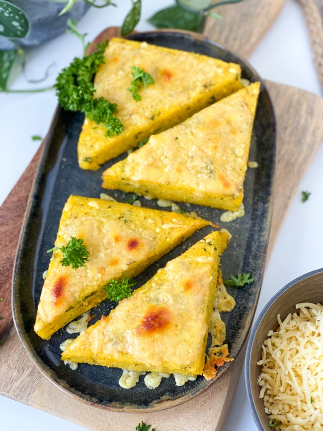 recept voor gebakken polenta driehoekjes met kaas bijgerecht of snack borrelhapje met maisgries