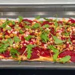 recept voor flammkuchen met rode biet en geitenkaas rucola sla hazelnoten en honing - vegetarisch hoofdgerecht of snack borrelhapje