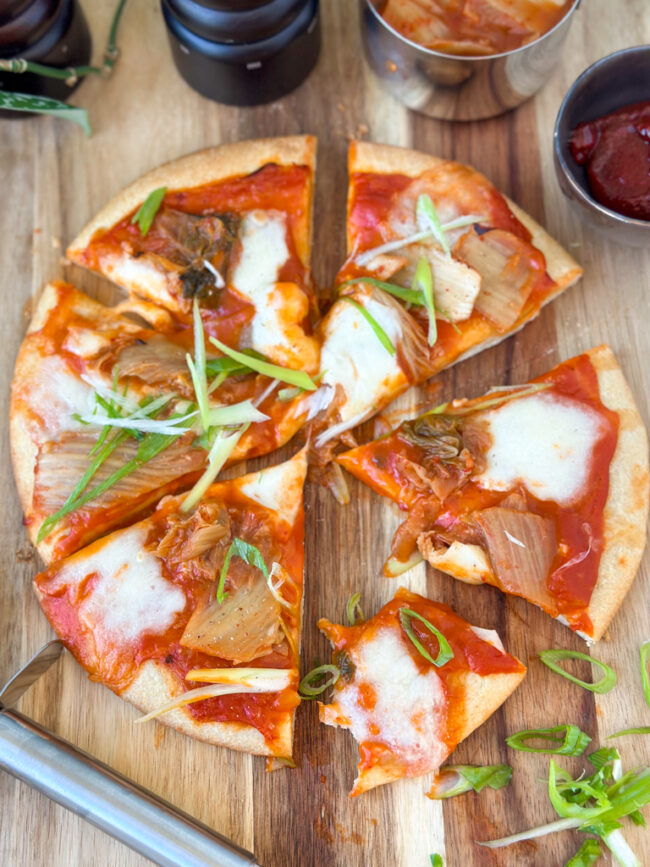 recept kimchi pizza met gochujang bosui en mozzarella © bettyskitchen.nl